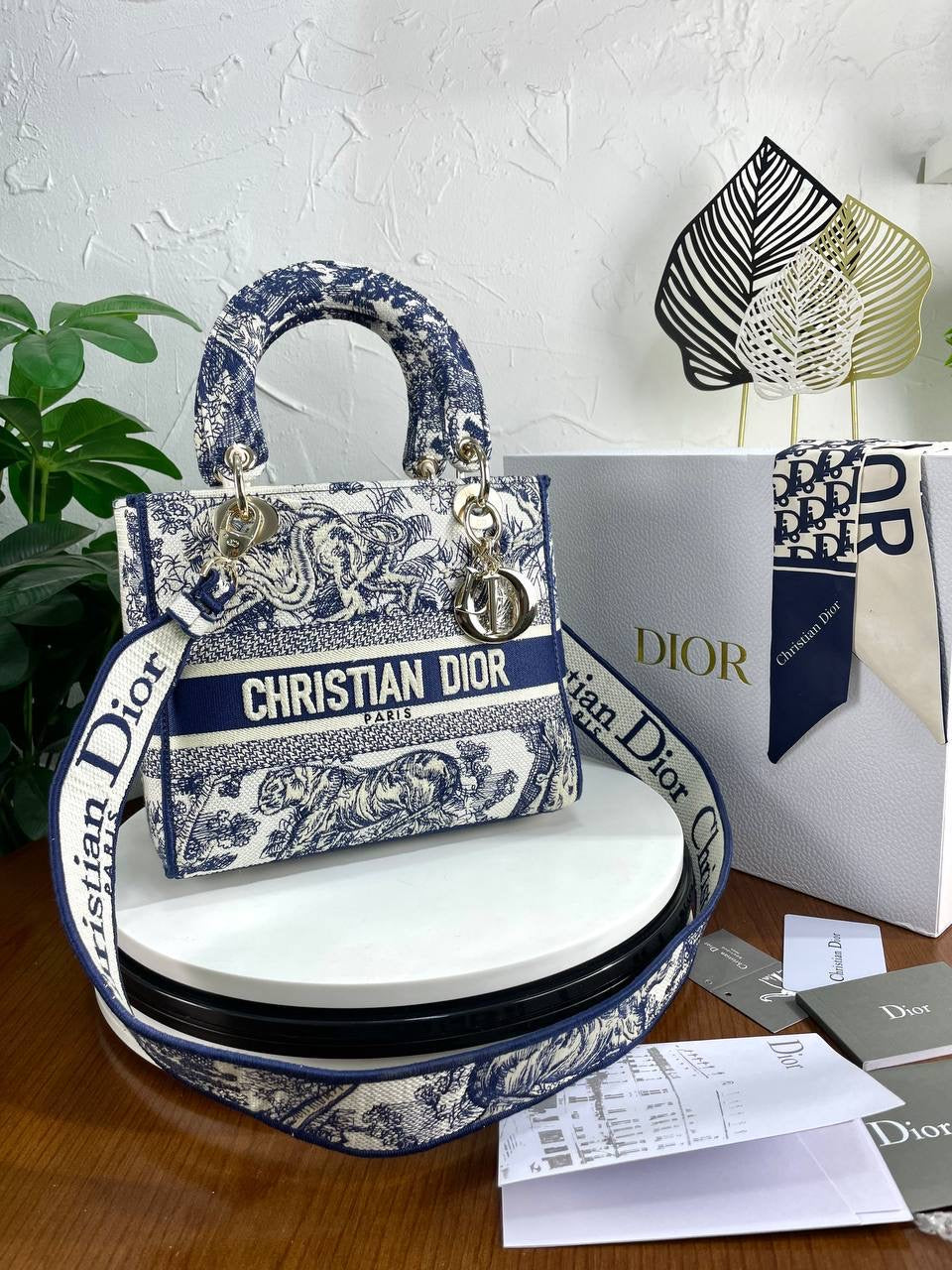 CHRISTIAN DIOR