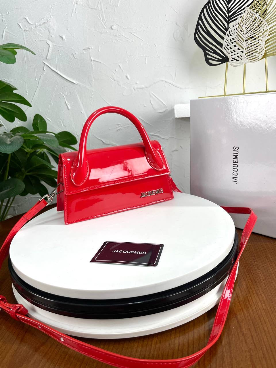 J.acquemus Red bgd