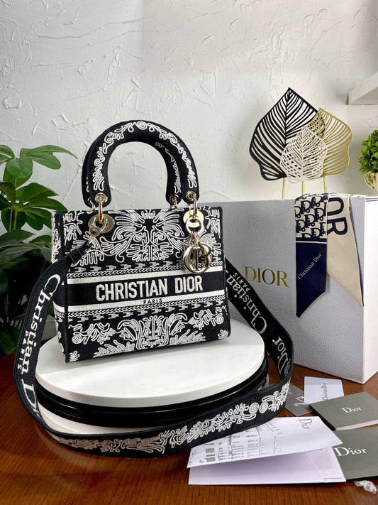 CHRISTIAN DIOR