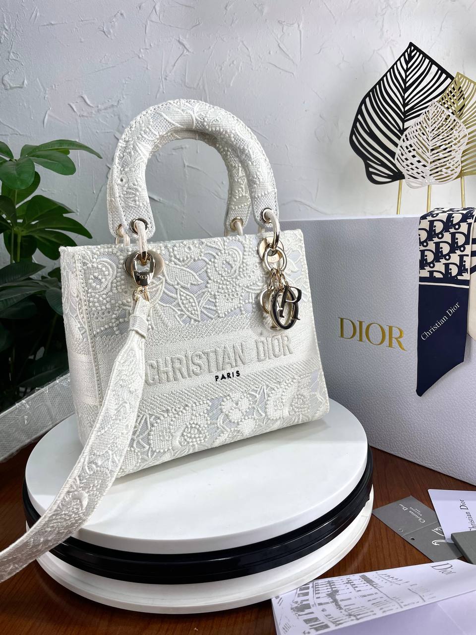 CHRISTIAN DIOR